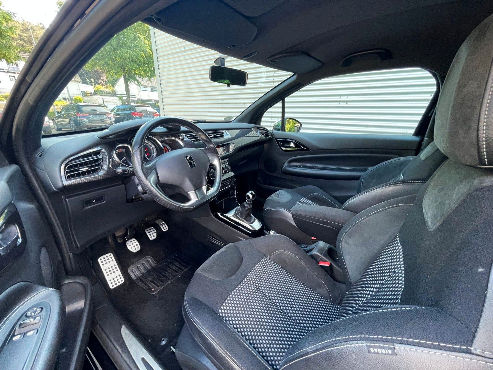 Fahrzeugabbildung Citroën DS3 SportChic 155 THP KIMAAUTOMATIK GANZJ REIFEN