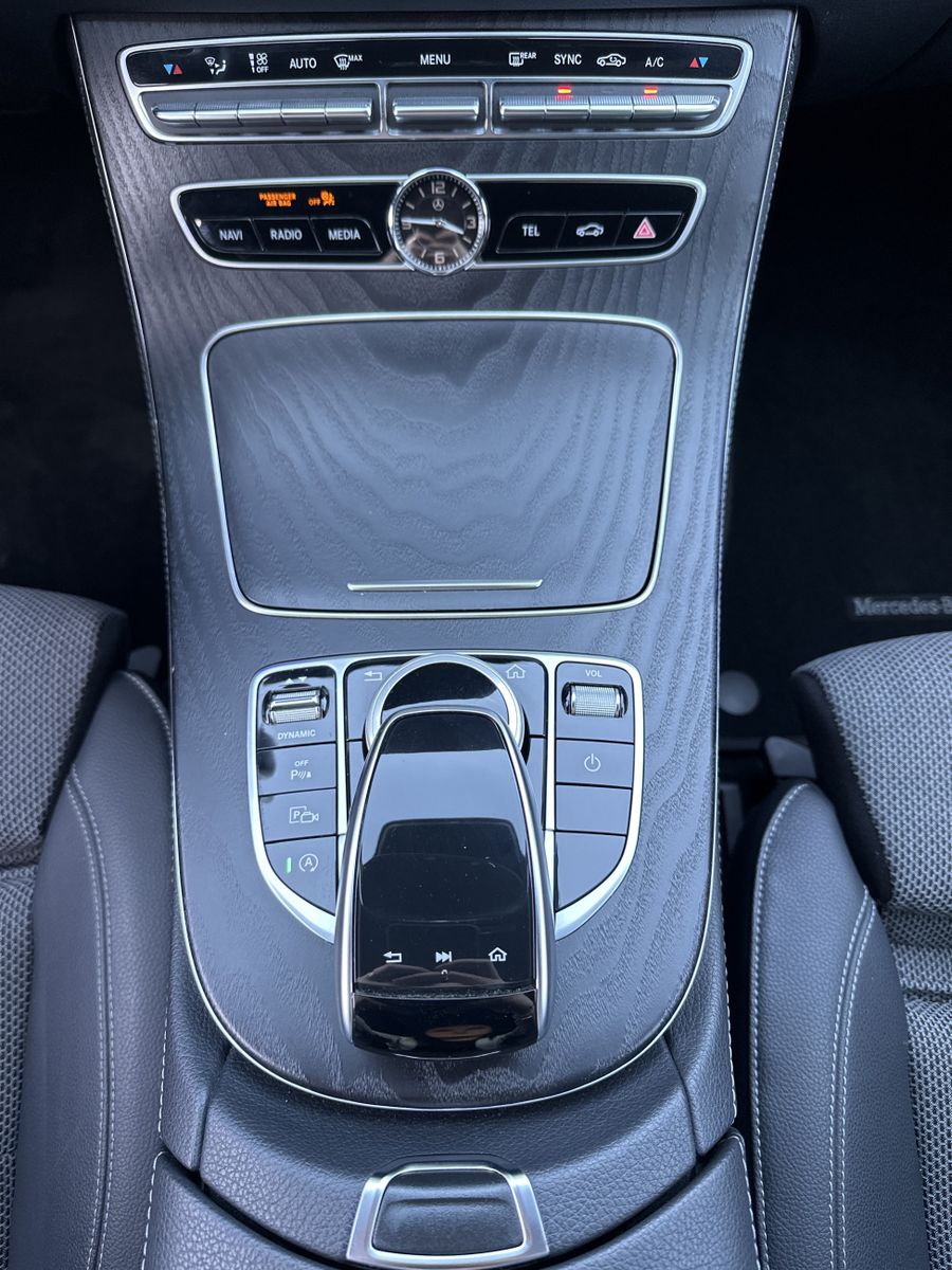 Fahrzeugabbildung Mercedes-Benz E 220d AMG-Line NAV+LED+KAMERA+WIDESCREEN+19ZOLL