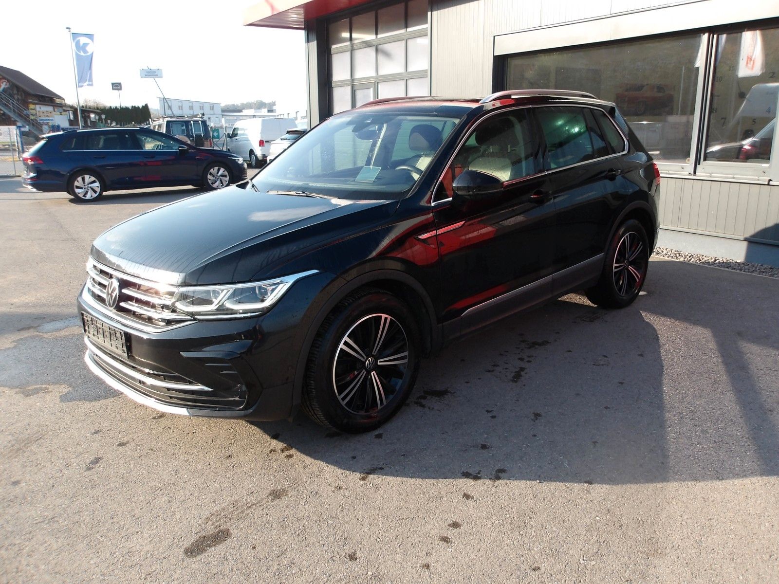 Volkswagen Tiguan Elegance "AHV,GLSD" EXP € 17990.--