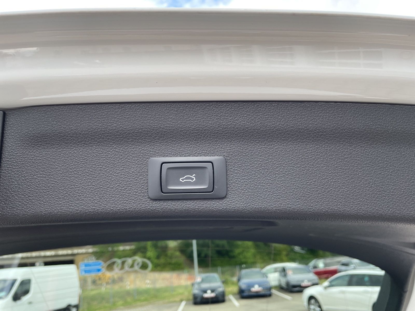 Fahrzeugabbildung Audi A6 Avant TFSI e quattro S line Matrix Navi SHZ