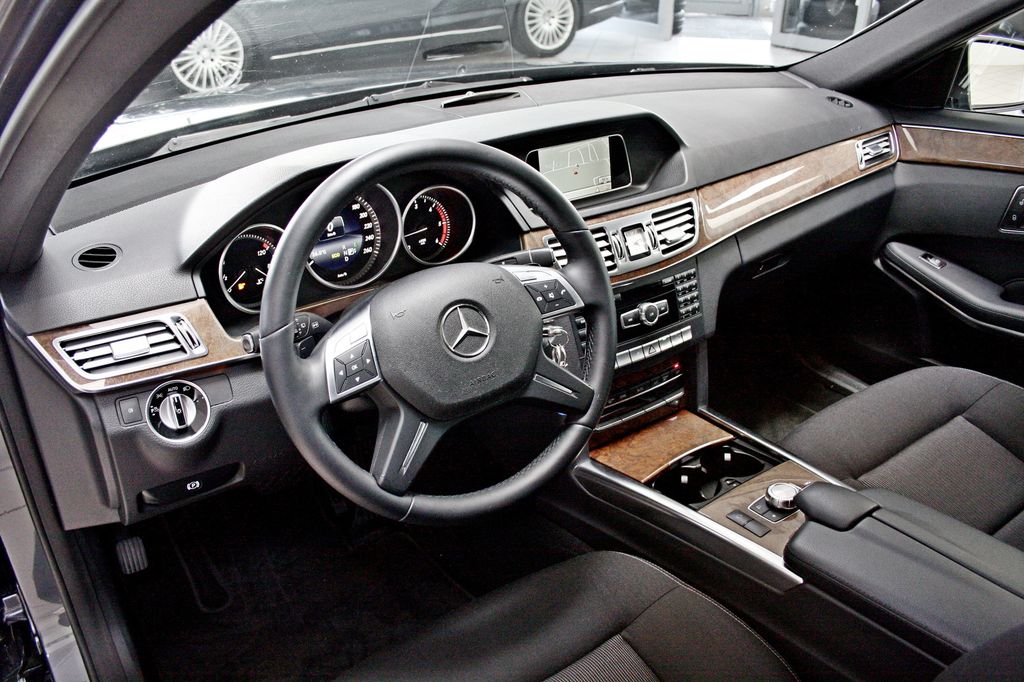 Mercedes-Benz E 200 d T ELEGANCE NAVI PDC LED SHZ NETTO 13.900
