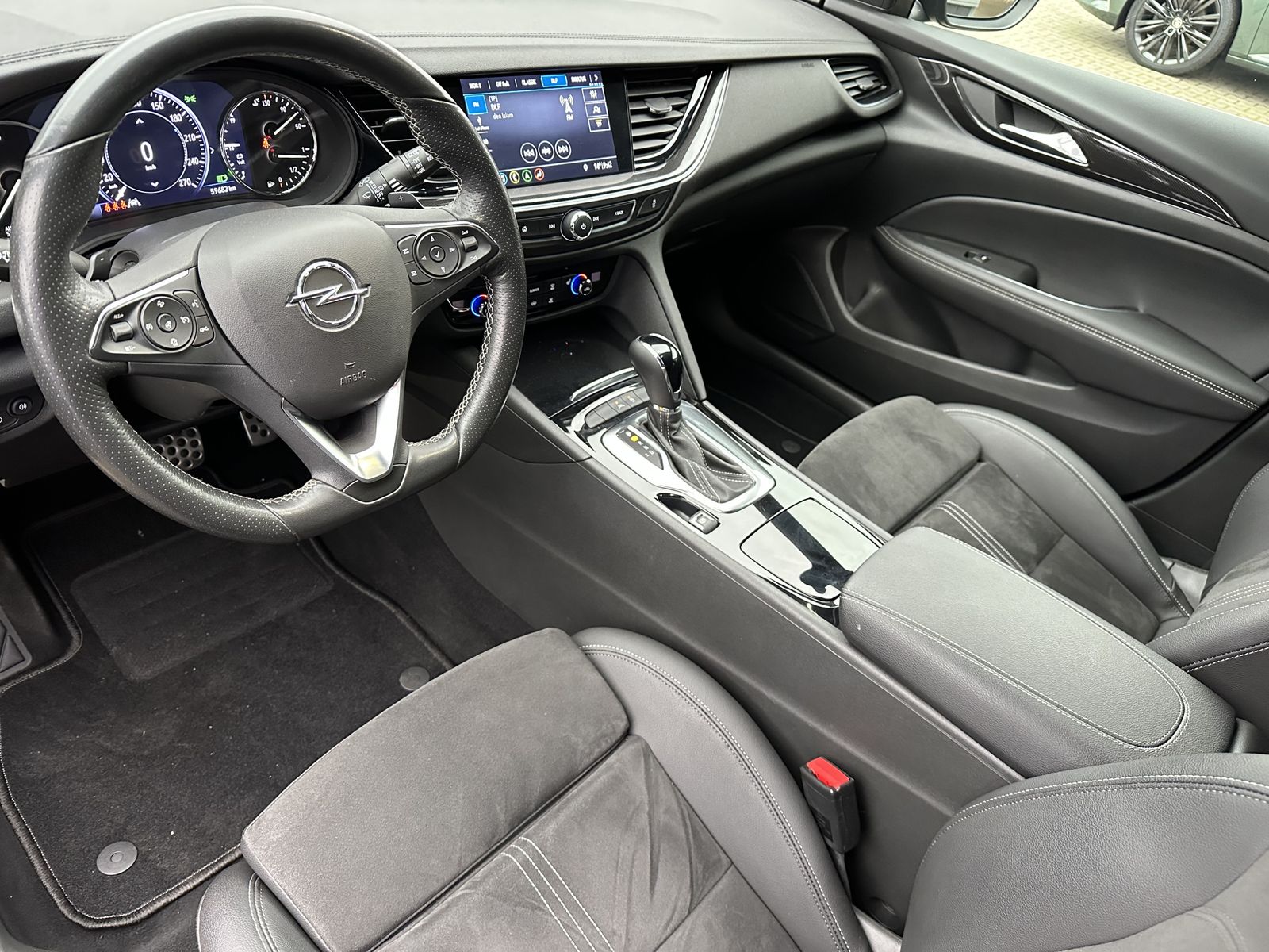 Fahrzeugabbildung Opel Insignia SpT 2.0 D Ultimate OPC+NAV+LED+AHK+20ZO