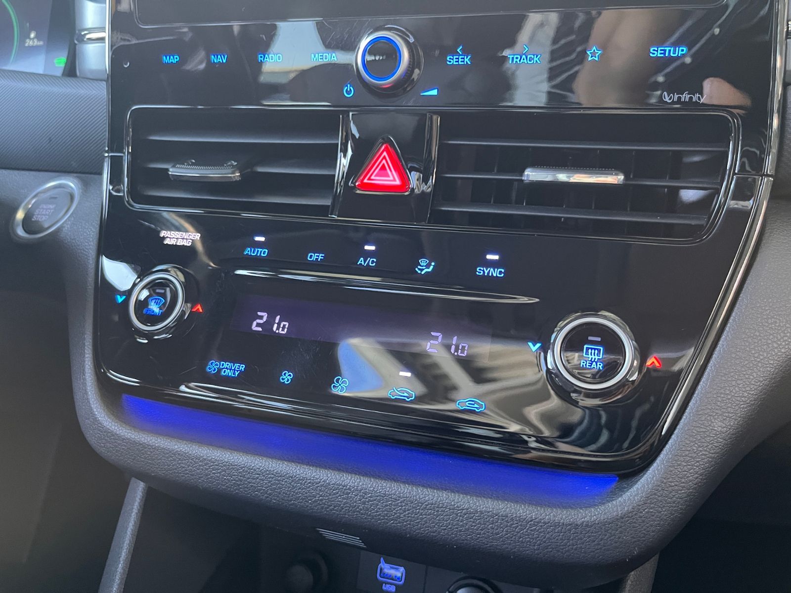 Fahrzeugabbildung Hyundai IONIQ Premium Prime Hybrid PANO LEDER LED