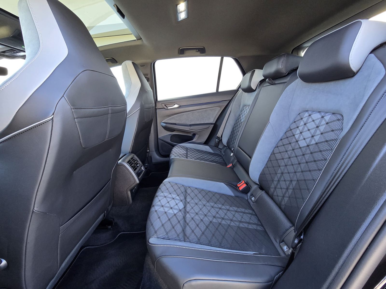 Fahrzeugabbildung Volkswagen Golf 1.5 TSI R-Line PANO*LED*ACC*KAMERA*PremNAVI