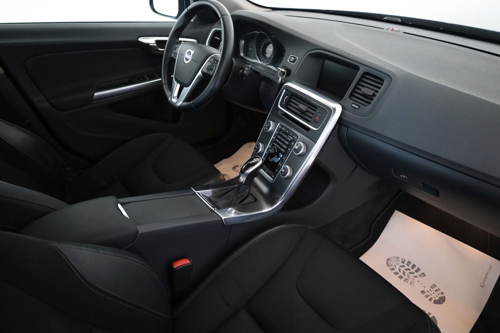 Fahrzeugabbildung Volvo V60 Kombi Momentum T.Leder,Navi,Xenon,Kamera,AHK