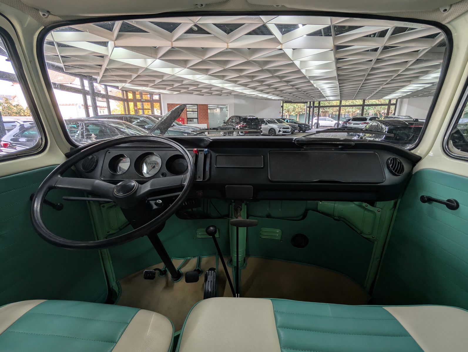 Fahrzeugabbildung Volkswagen T2 Fensterbus 9 Sitzer H-Zulassung frame off