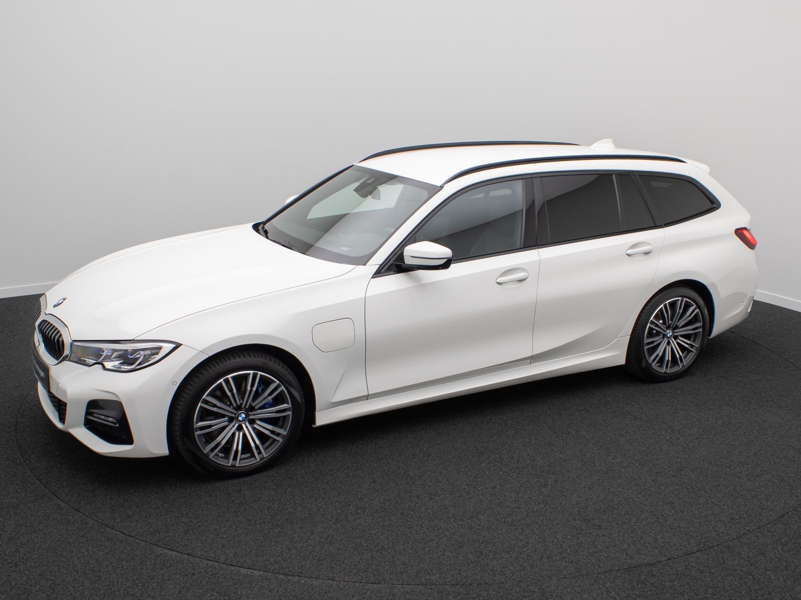 Fahrzeugabbildung BMW 330e xD M Sport 360&deg; Alarm HUD DAB Laser H/K 18"