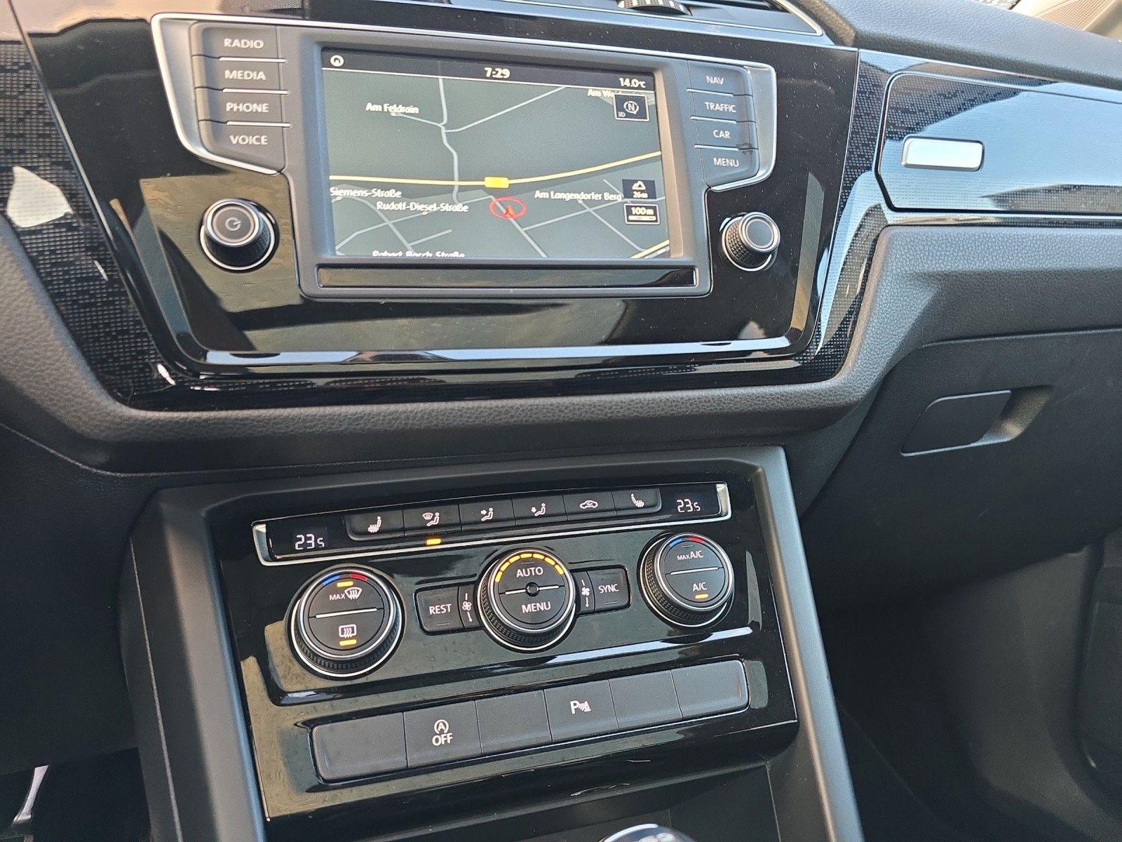 Fahrzeugabbildung Volkswagen Touran 1.4 TSI DSG  LED/NAVI/SHZ/ACC/PDC/PANO