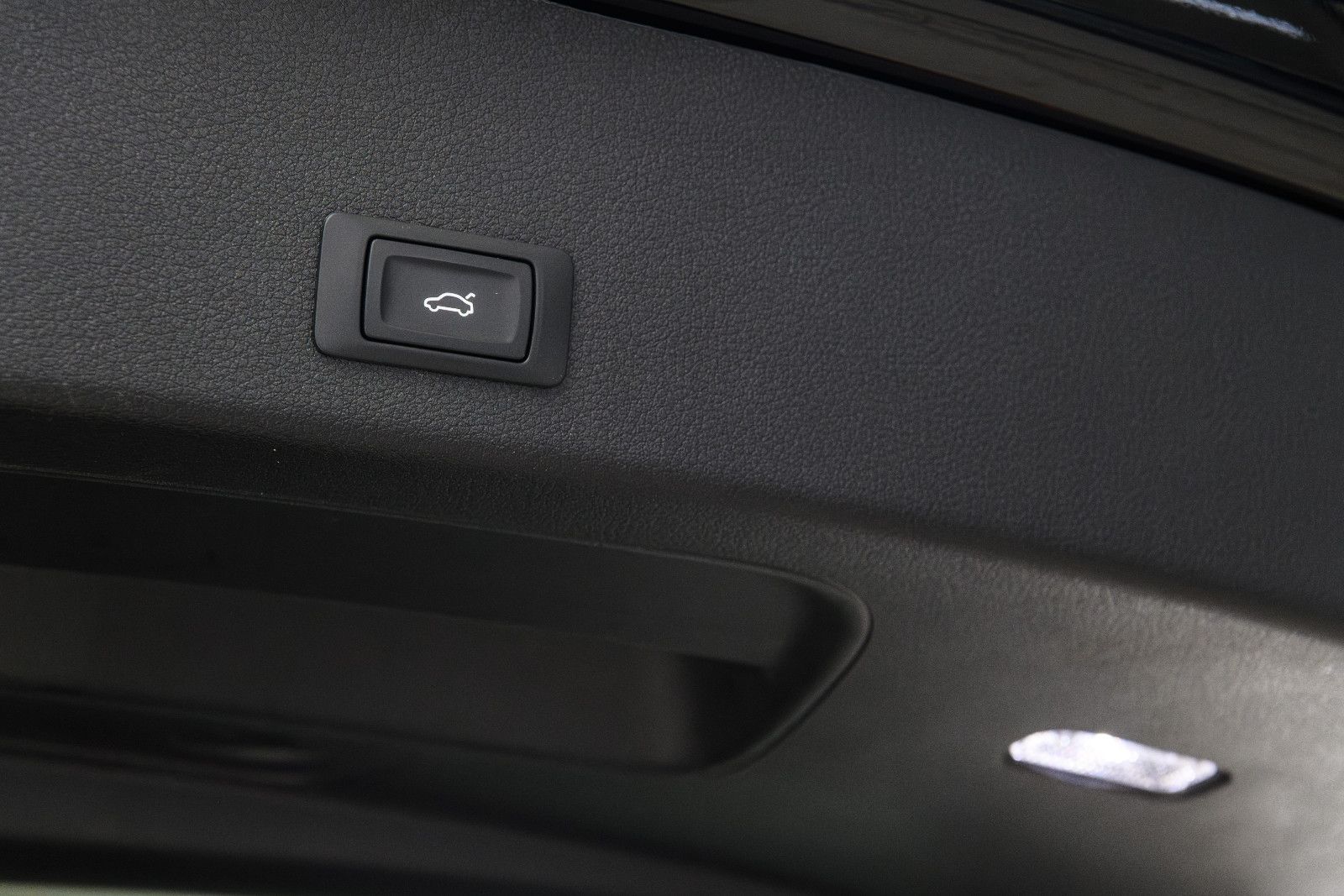 Fahrzeugabbildung Audi e-tron 50 quattro S line NAVI/SZH/LED/RFK
