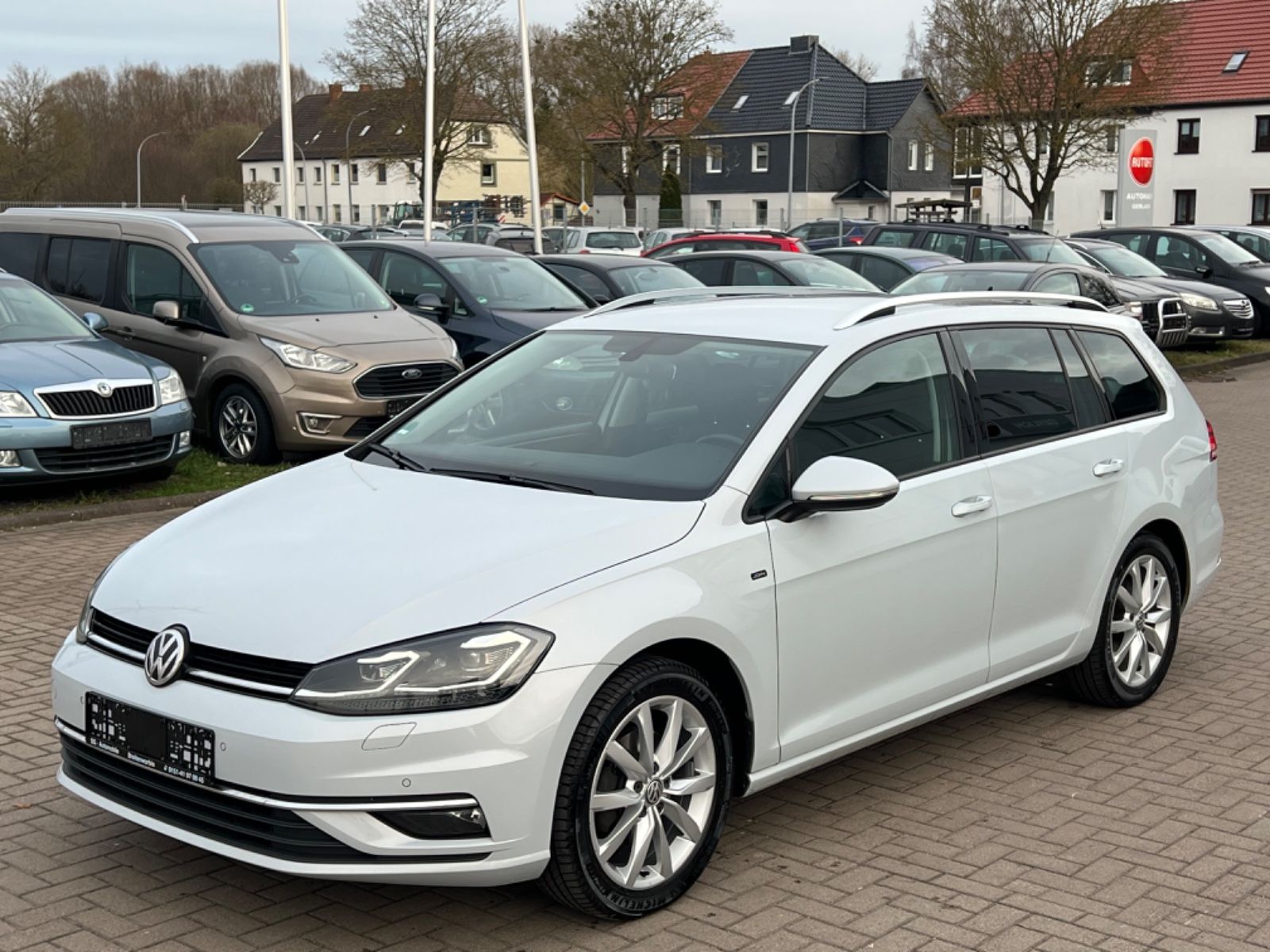 Volkswagen Golf - 1