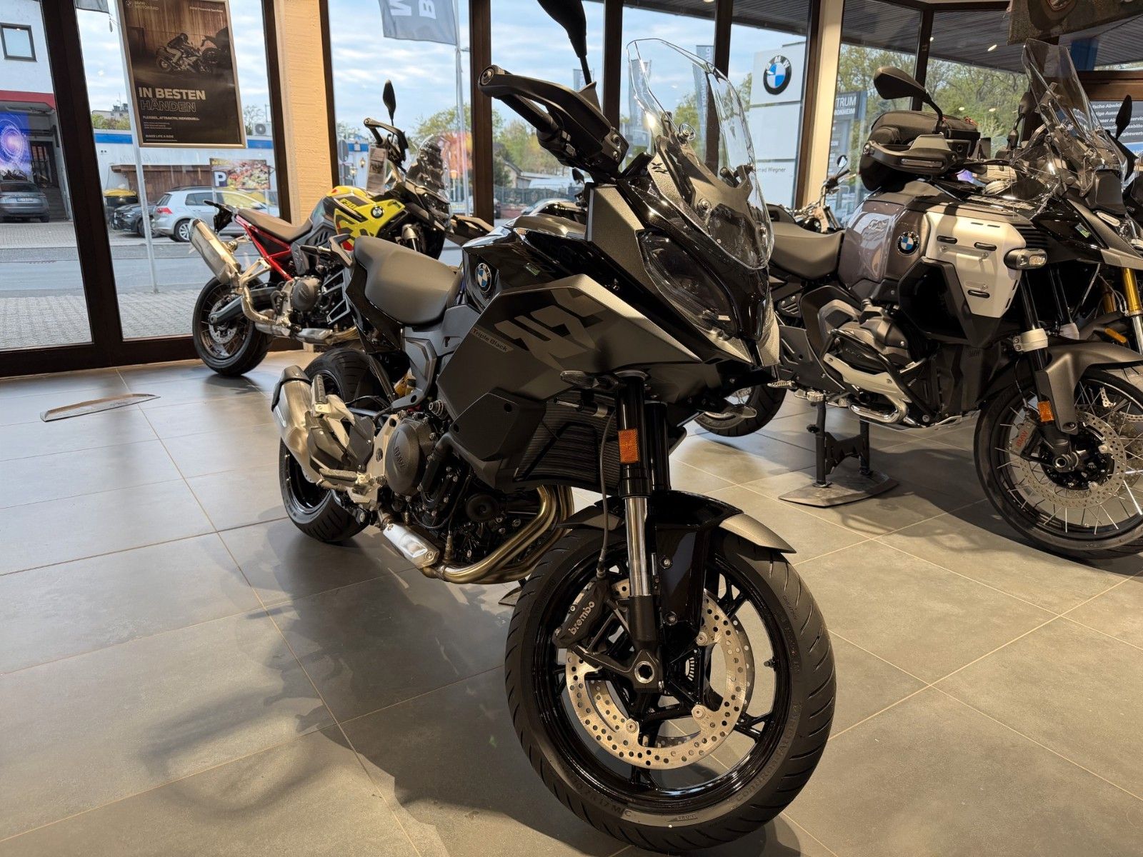Fahrzeugabbildung BMW F 900 XR Triple Black 2 Pakete+ M-Kette/ Extras