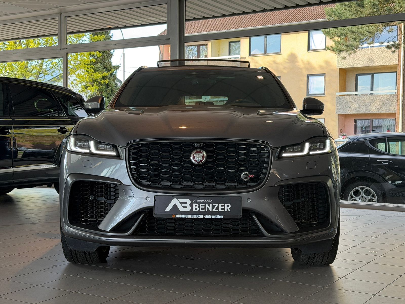 Fahrzeugabbildung Jaguar F-PACE SVR /PANO/MERIDIAN/360°KAM/HUD/AMBIENTE