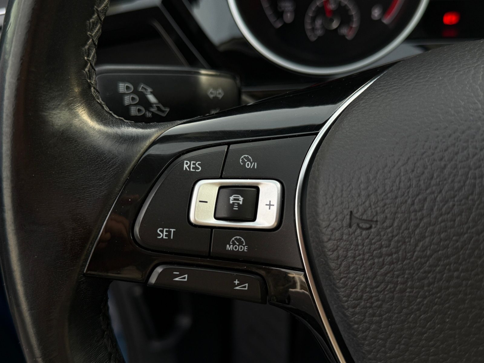 Fahrzeugabbildung Volkswagen Touran Comfortline ALLSTAR TSI ACC AHK Pano SHZ