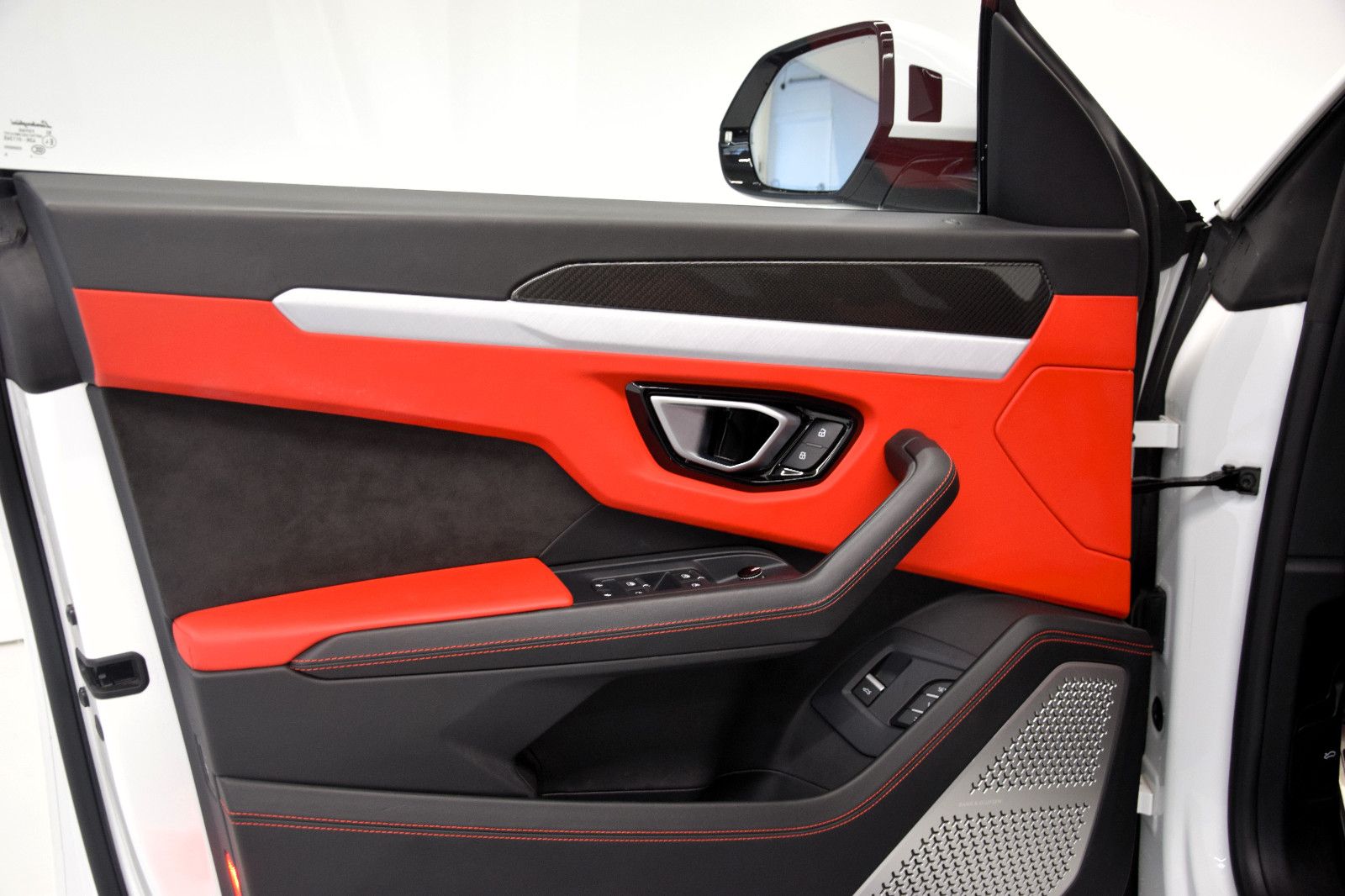 Fahrzeugabbildung Lamborghini Urus Panorama ACC Sitzlüftung HuD rotes Leder TV