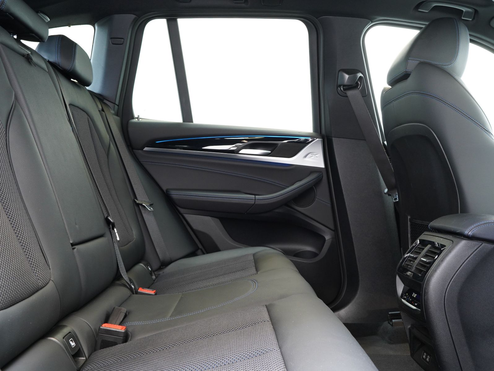 Fahrzeugabbildung BMW X3 xDrive 30 e M Sport AHK/360°/LM20"