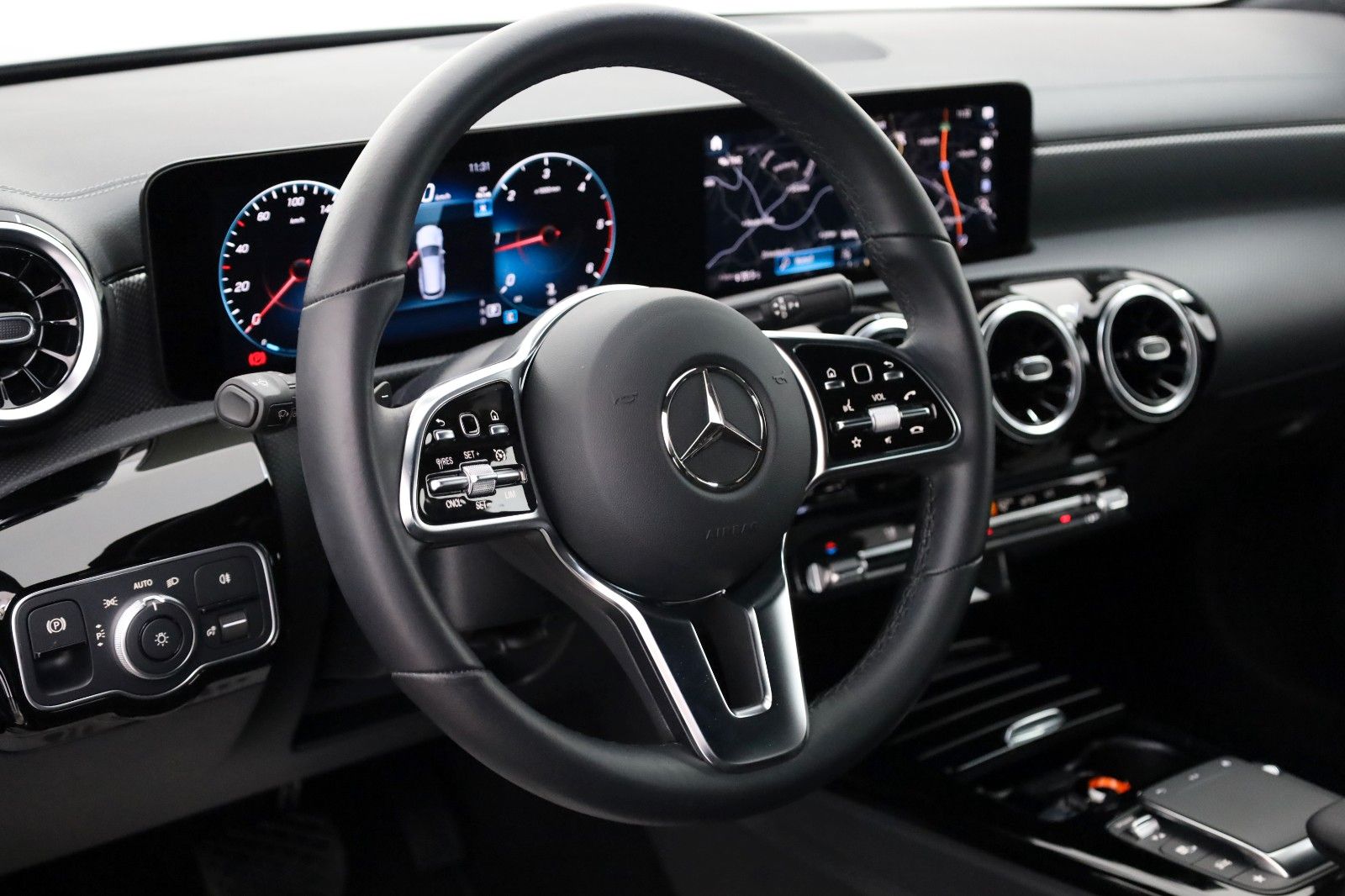 Fahrzeugabbildung Mercedes-Benz CLA 200d SB Leder,Navi,LED,SH,Kamera,Park-Paket