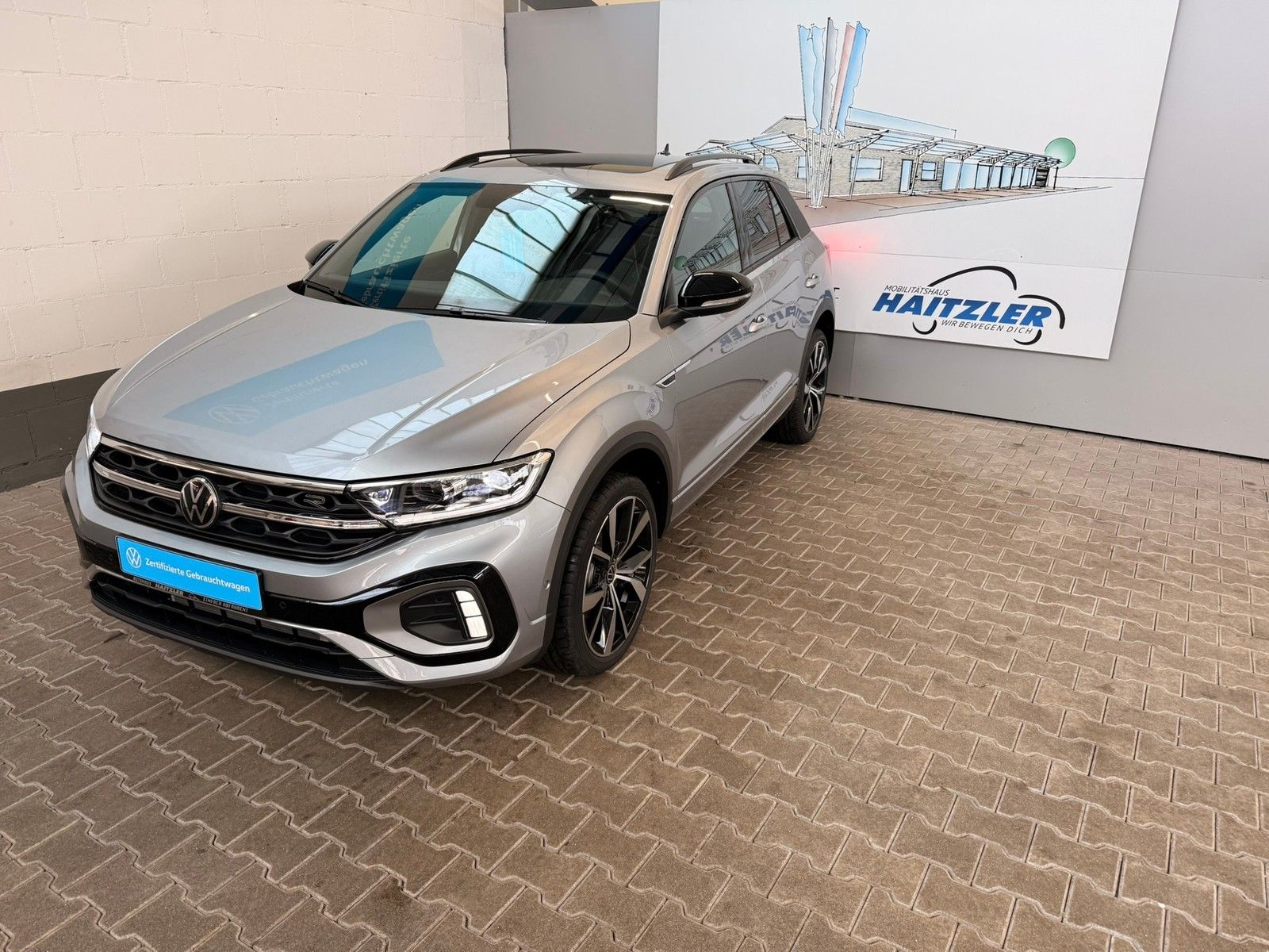 Fahrzeugabbildung Volkswagen T-Roc R-Line 1,5 TSI DSG + Black Style +Pano+ACC