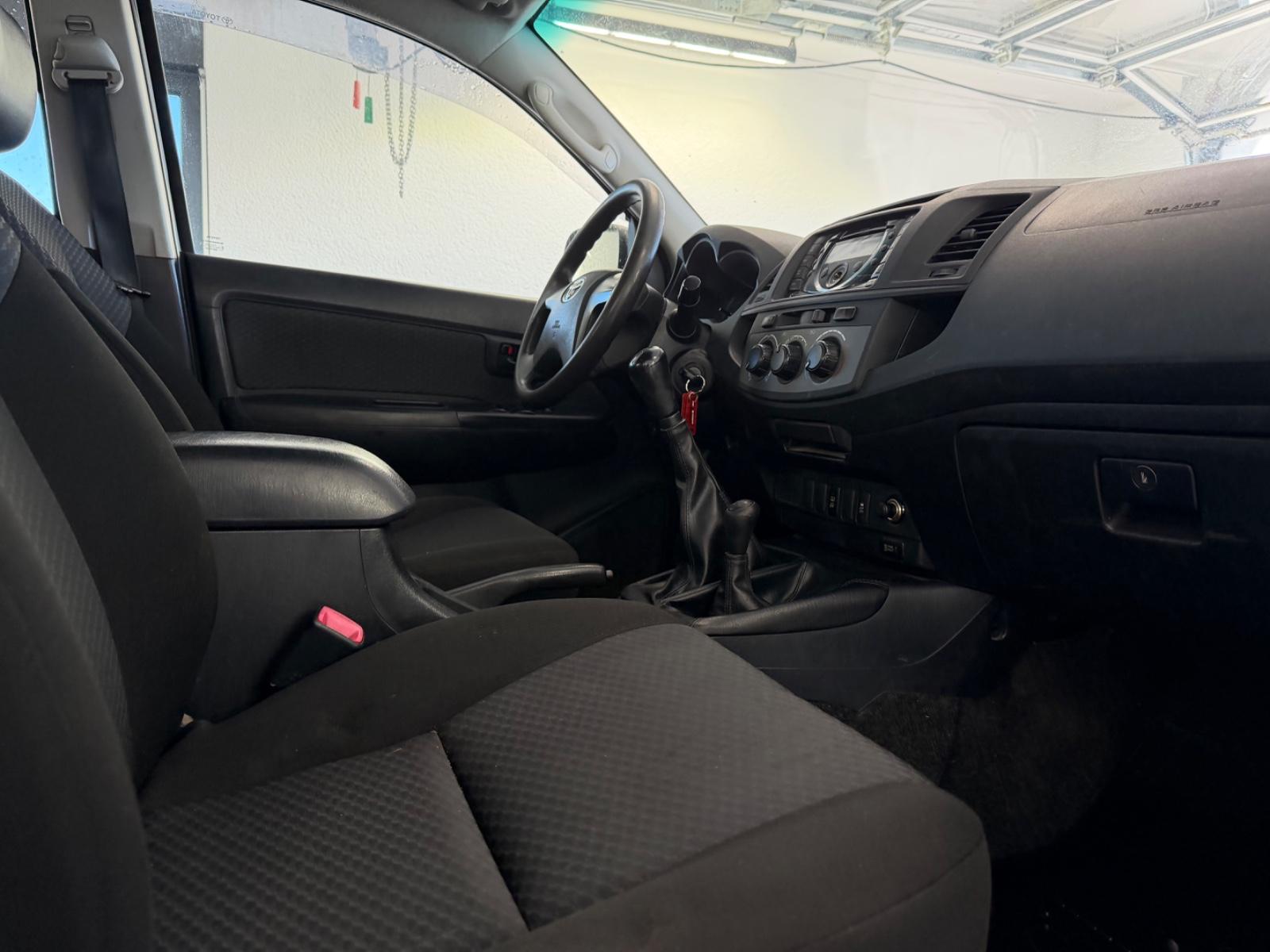 Toyota Hilux Double Cabine 2.5 D-4D | 144 ch | BVM | Feux diurnes LED | Vitres surteintées | Blocage de différentiel arrière