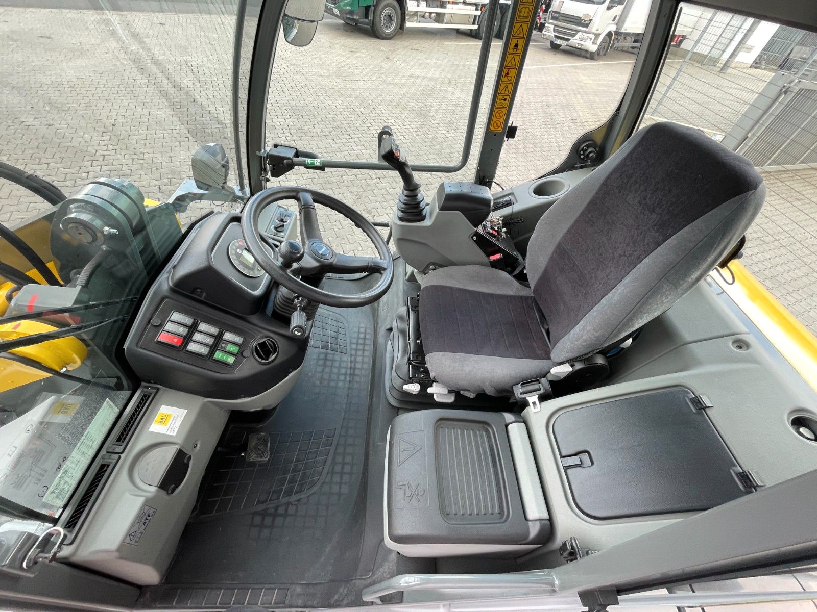 Fahrzeugabbildung Kramer 8085 / 175h / Schneeschild / Steuer / Kehrbesen