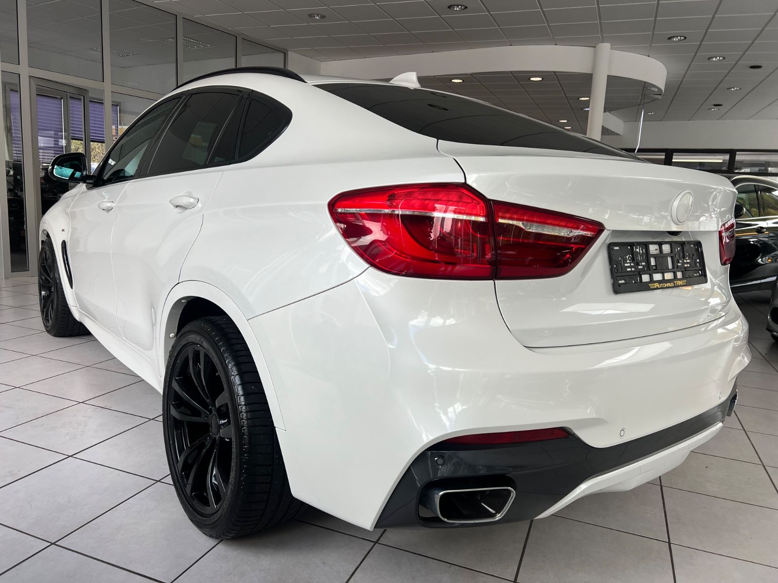 Fahrzeugabbildung BMW X6 xDrive 30 d M sport Paket *MINERALWEISS*