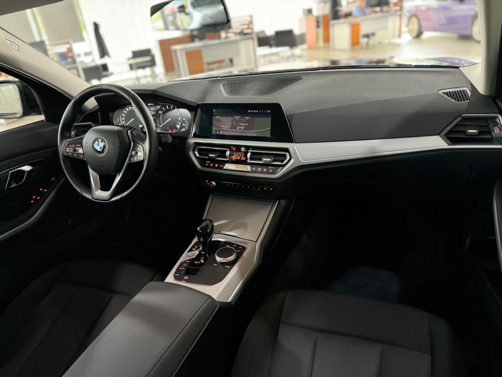 Fahrzeugabbildung BMW 330e DAB PDC CockPit+Geschwindigkeitsreg. LED