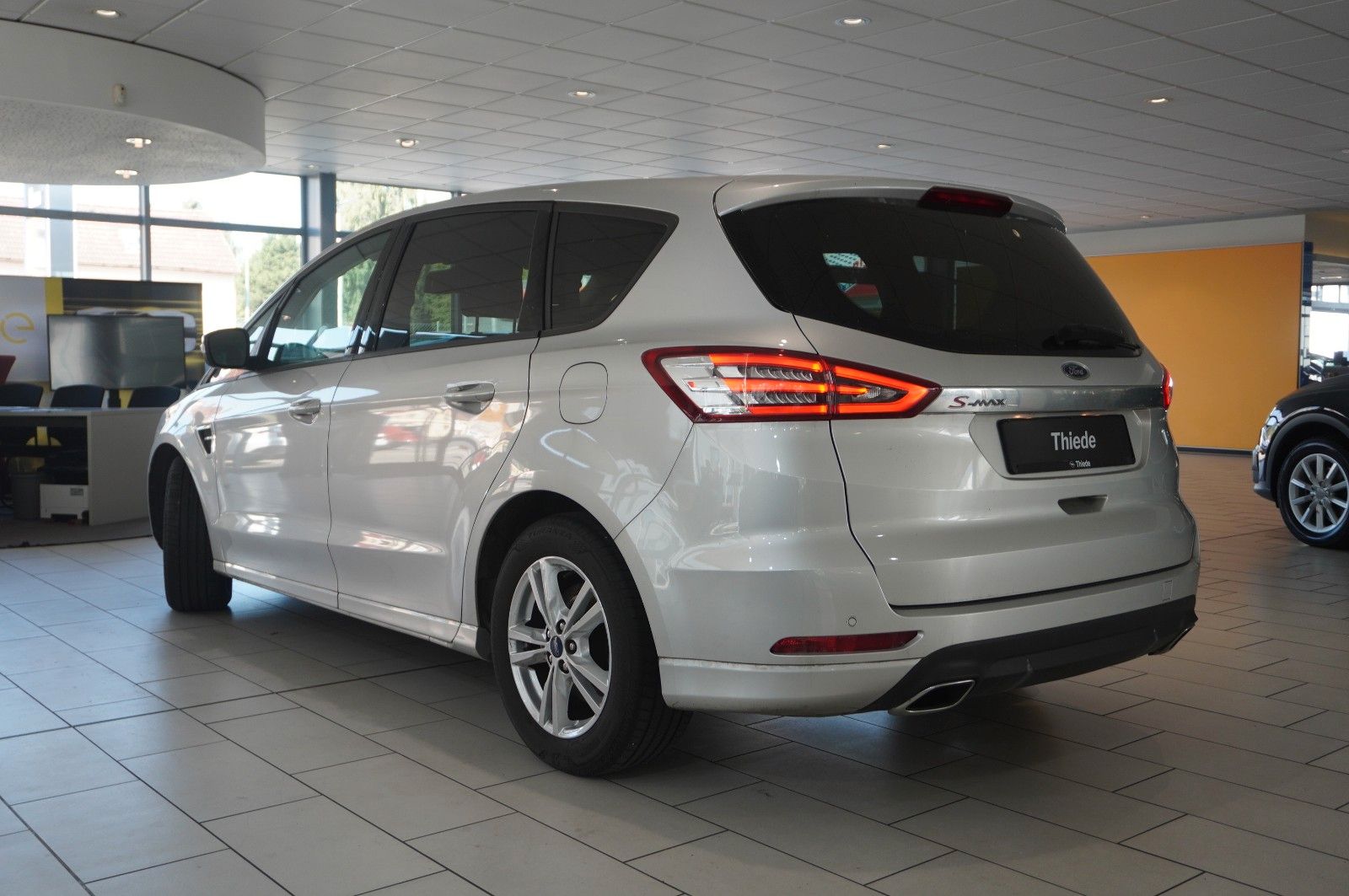 Fahrzeugabbildung Ford S-Max 2.0D BUSINESS 4X4 7-SITZE NAVI/SH/PDC/TEMP