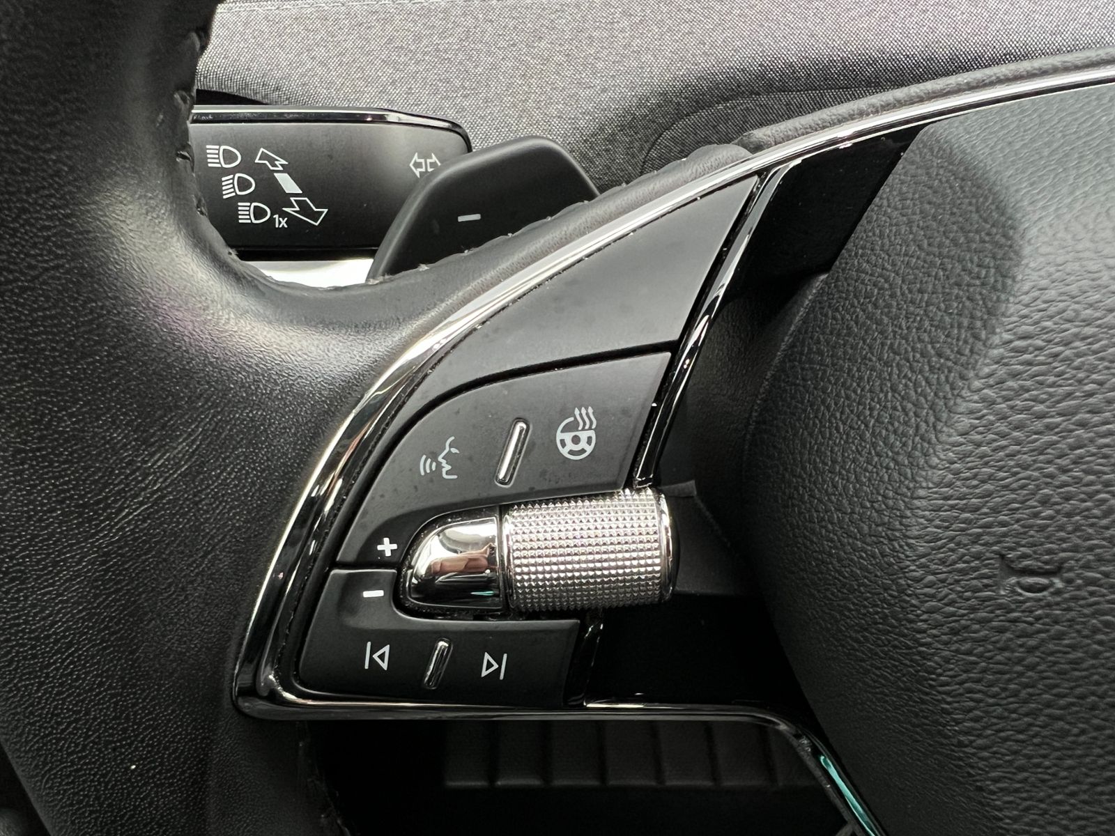 Fahrzeugabbildung SKODA Enyaq iV 80 Loft *AHK, 360°-Kamera,Navi,19" LM F