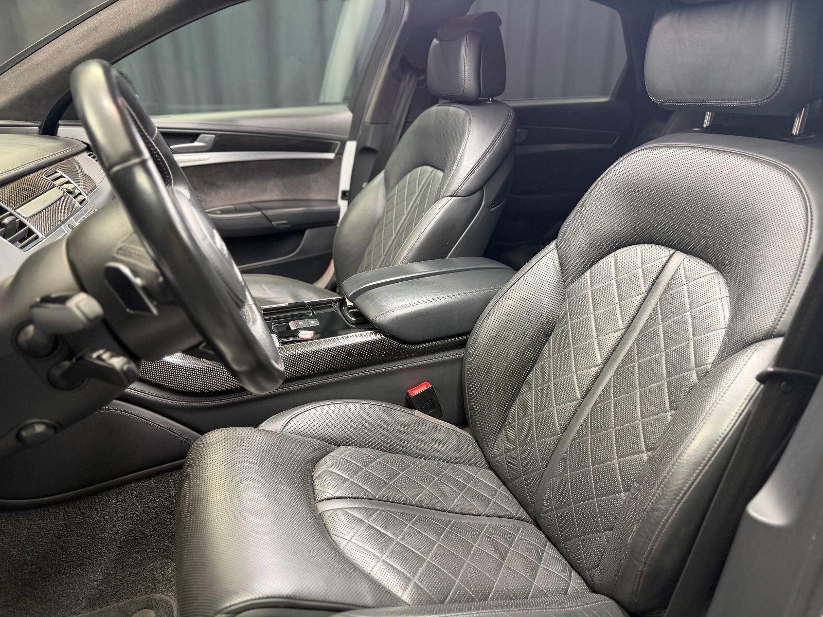 Fahrzeugabbildung Audi S8 4.0 TFSI quattro plus |KERAMIK|CARBON|MASSAGE