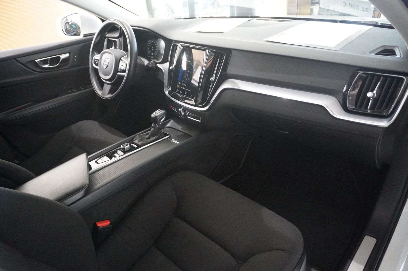 Fahrzeugabbildung Volvo V60 Kombi  MOMENTUM PRO NAVI/LED/KAMERA/SHZ/DAB+