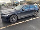 Volvo V60 B3 DCT Core 8-fach bereift - Volvo V60 Core mit Benzin-Antrieb