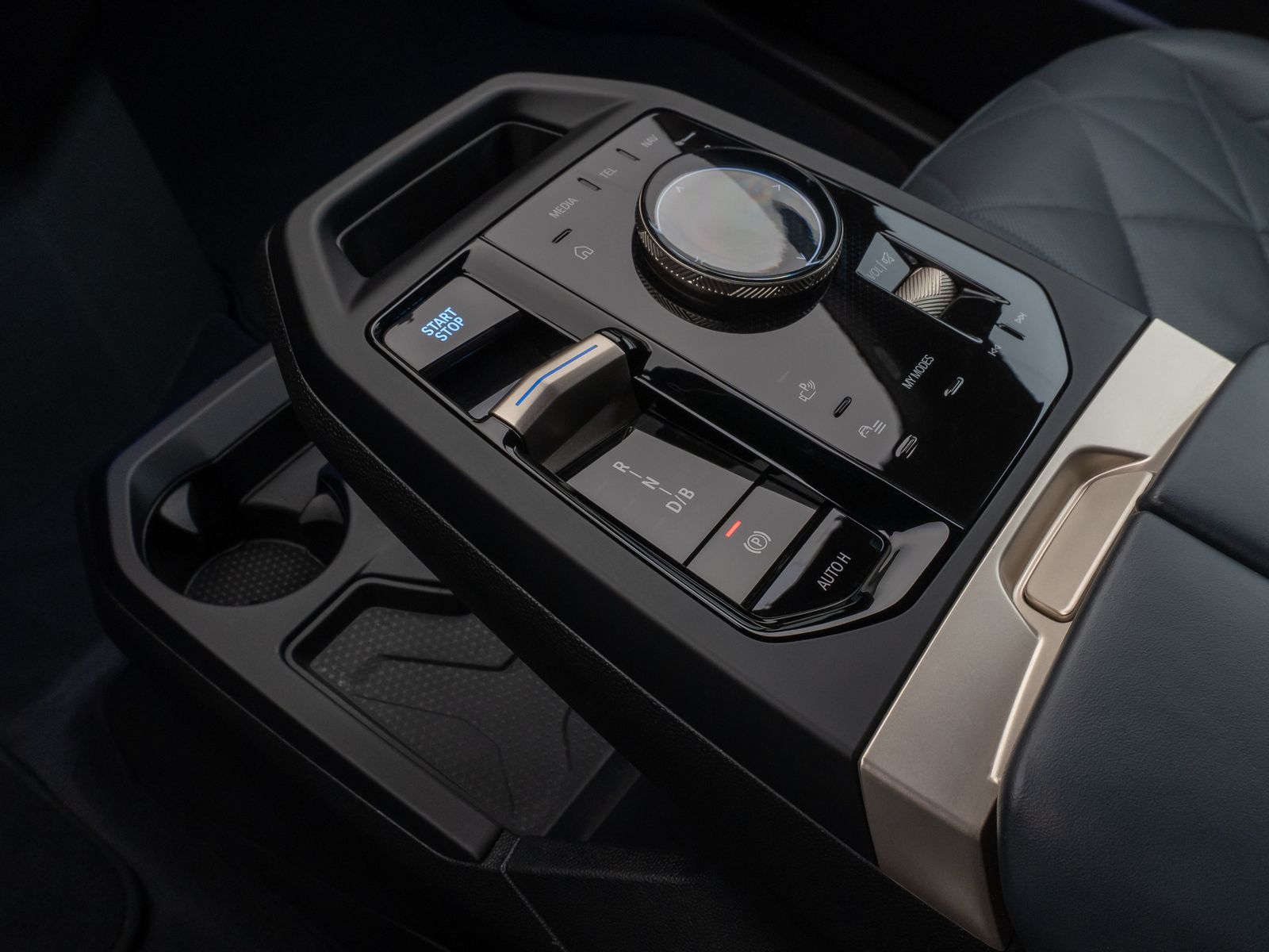 Fahrzeugabbildung BMW iX xD50 Sport 360°H/K DAB SoftCl AHK Komfort 21"