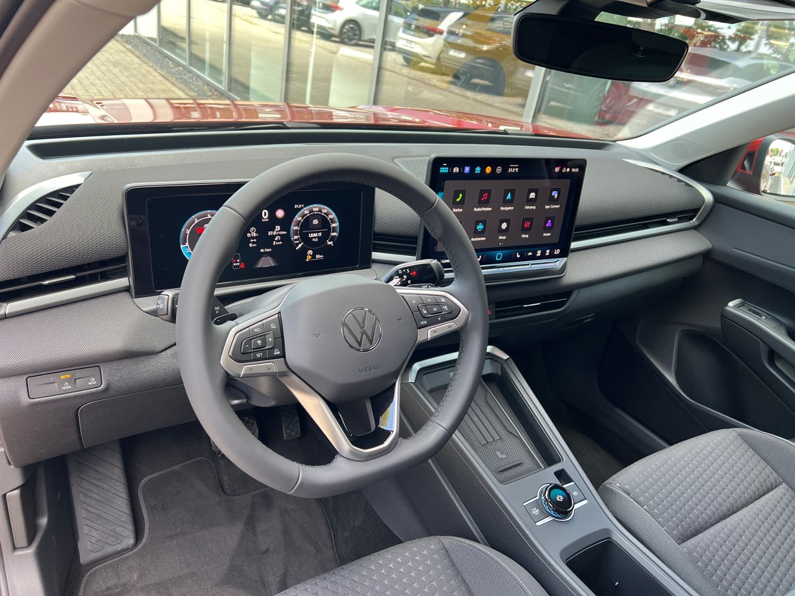 Fahrzeugabbildung Volkswagen T-Roc  Life 1.5 eTSI DSG *AHK, Ganzjahresreifen,
