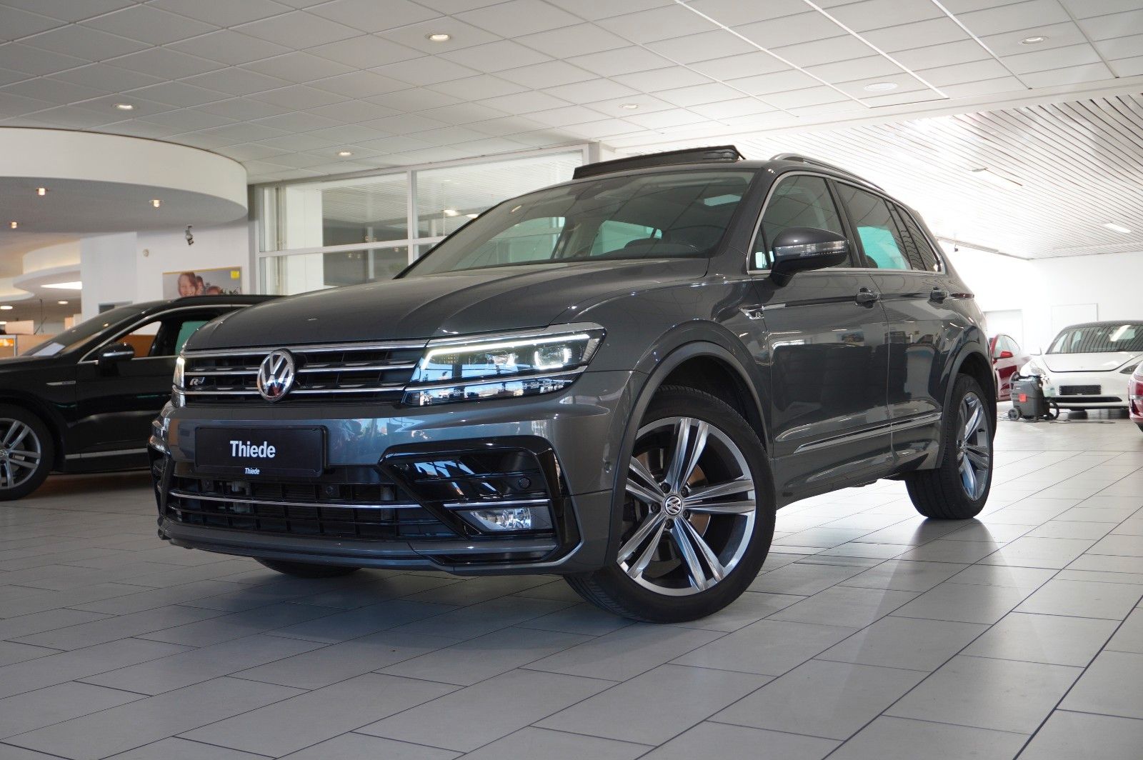 Fahrzeugabbildung Volkswagen Tiguan 2.0 TSI 4MOTION R-LINE NAVI/KAMERA/SH/AHK