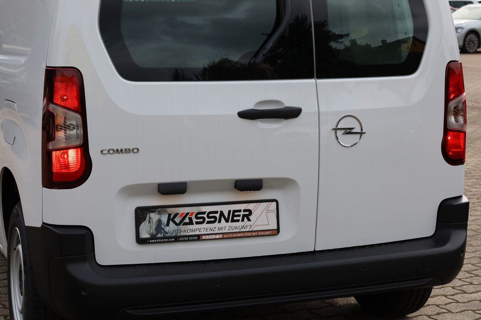 Fahrzeugabbildung Opel Combo Cargo 1,5 D Sitze- +Frontscheibe beheizt