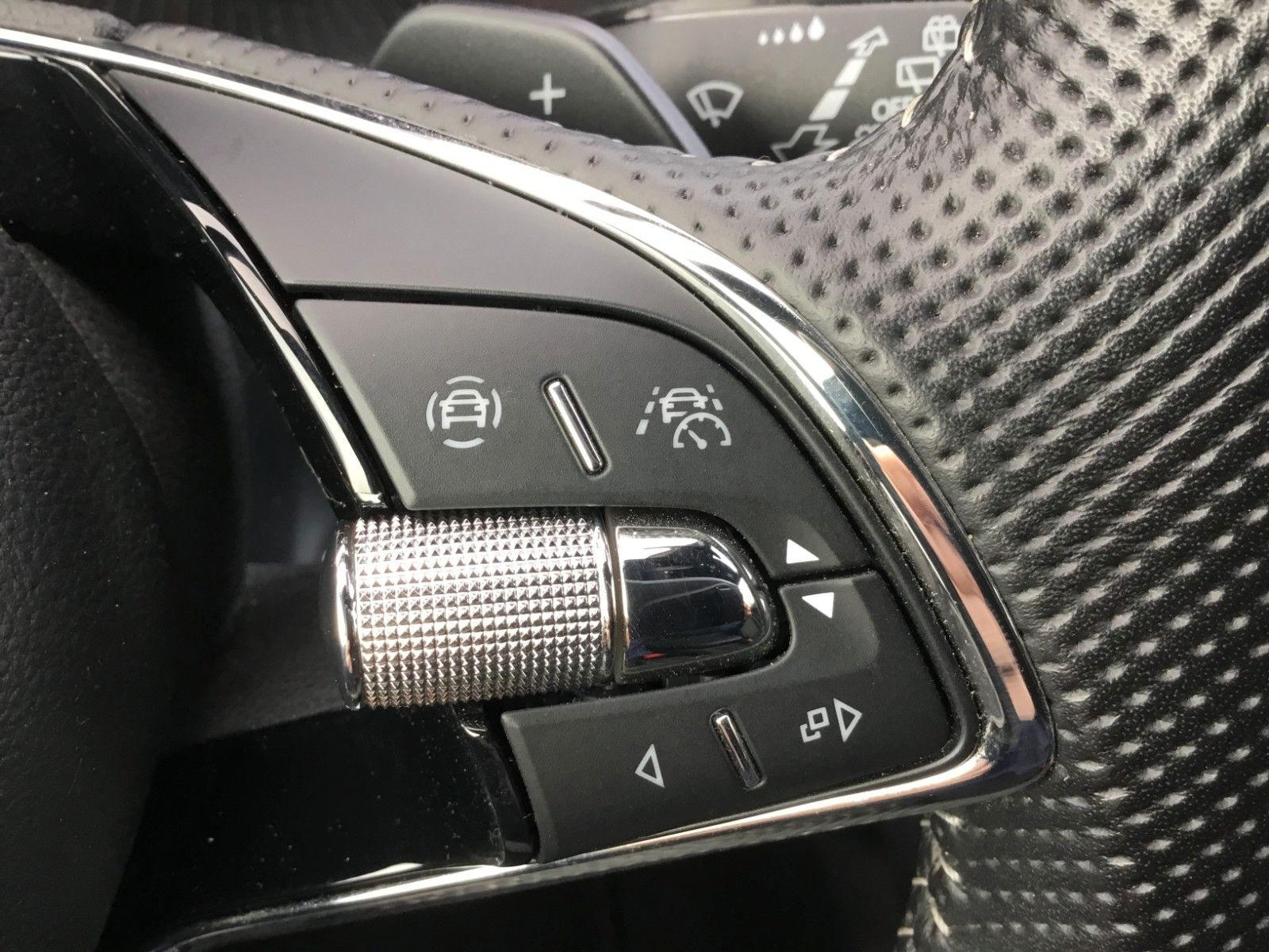 Fahrzeugabbildung SKODA Karoq 2.0l TDI DSG 4x4 SPORTLINE+AHK+18"+Kamera