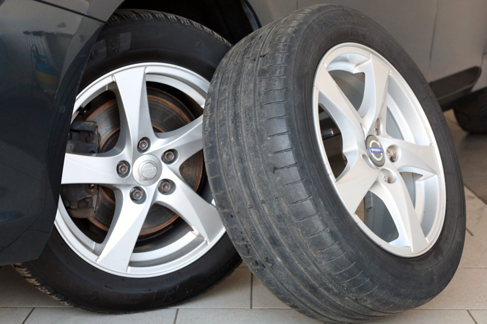 Fahrzeugabbildung Volvo V60 Kombi Linje Business T.Leder,Navi,SH,PDC