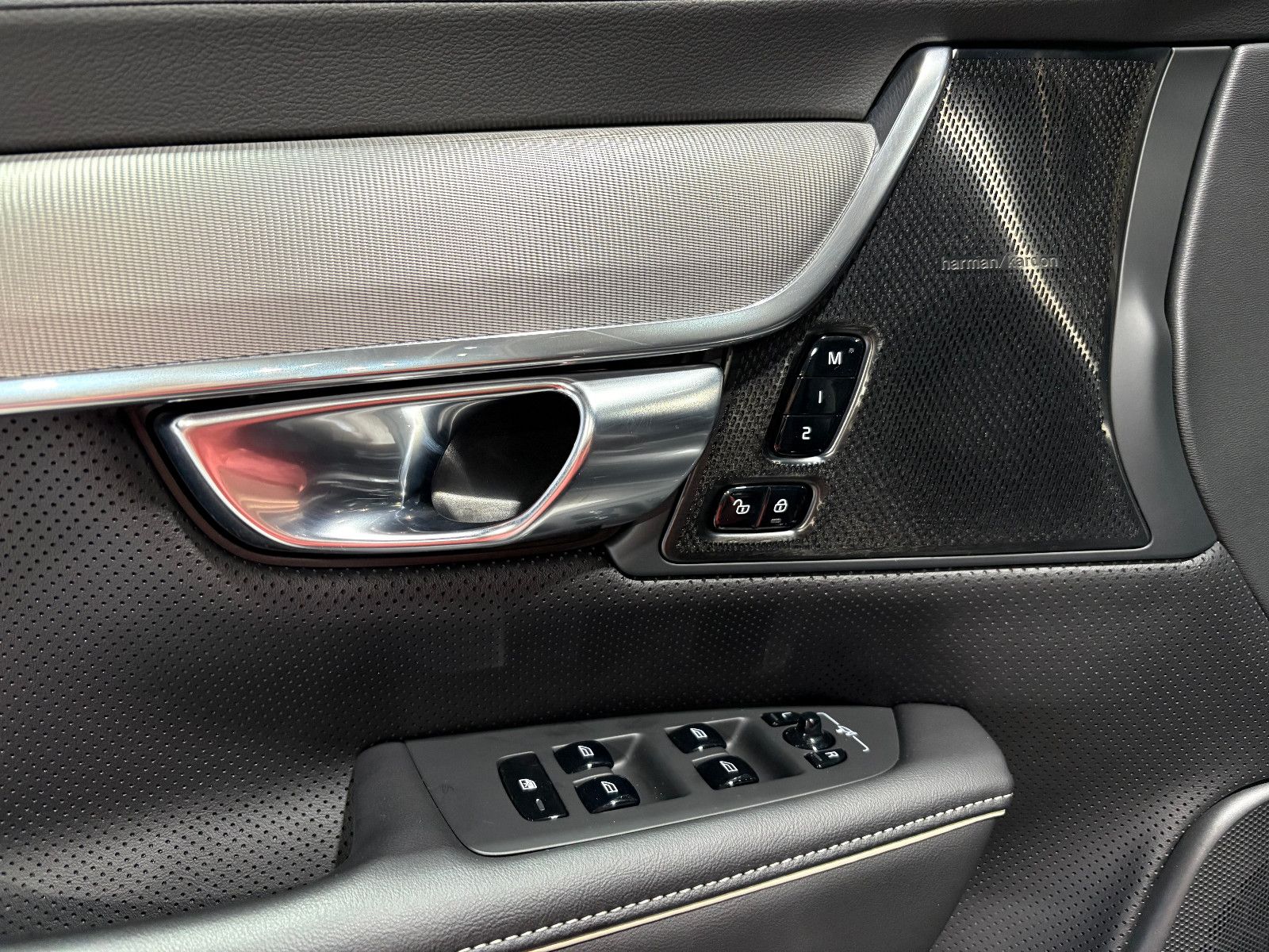 Fahrzeugabbildung Volvo V90 Kombi R Design Recharge Plug-In Hybrid AWD/