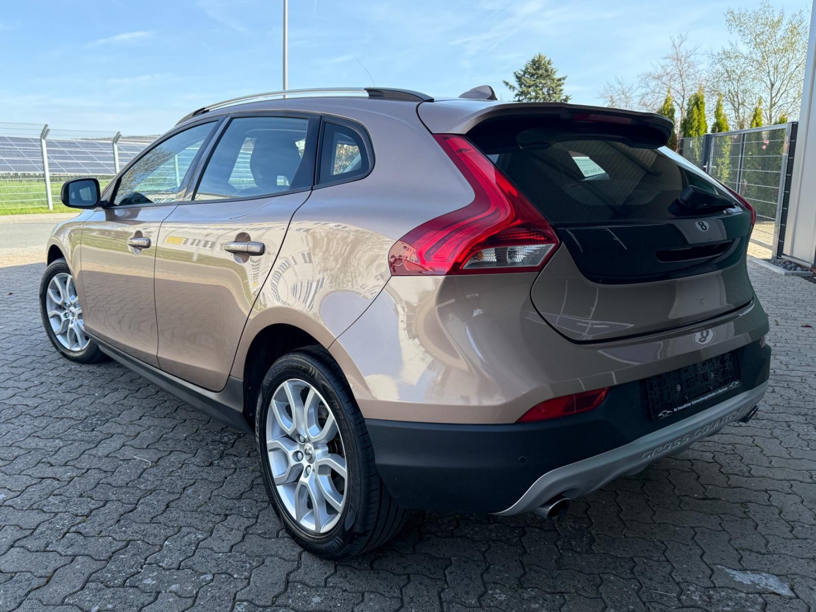 Volvo V40 D3 Cross Country/RCAM/LED/LEDER/NAVI/SHZ/