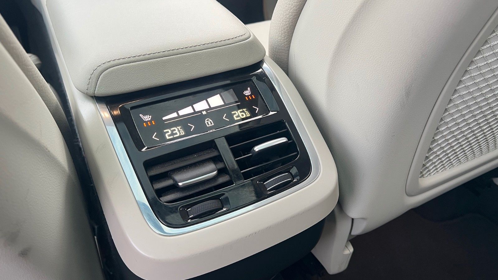 Fahrzeugabbildung Volvo XC60 B5 D Ultimate Dark AWD*360°*AHK*HUD*LUFT*