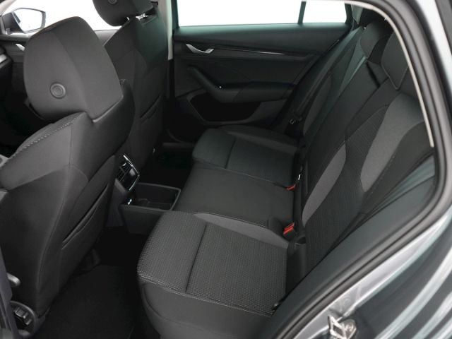 Octavia COMBI SELECTION MHEV DSG+AHK+LED+NAVI+RÜ