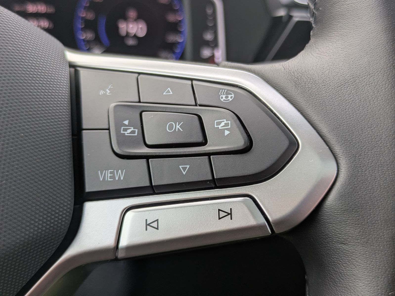 Fahrzeugabbildung Volkswagen Touran 2.0 DSG R-Line High. Pano 7-Si IQ.Dri AHK