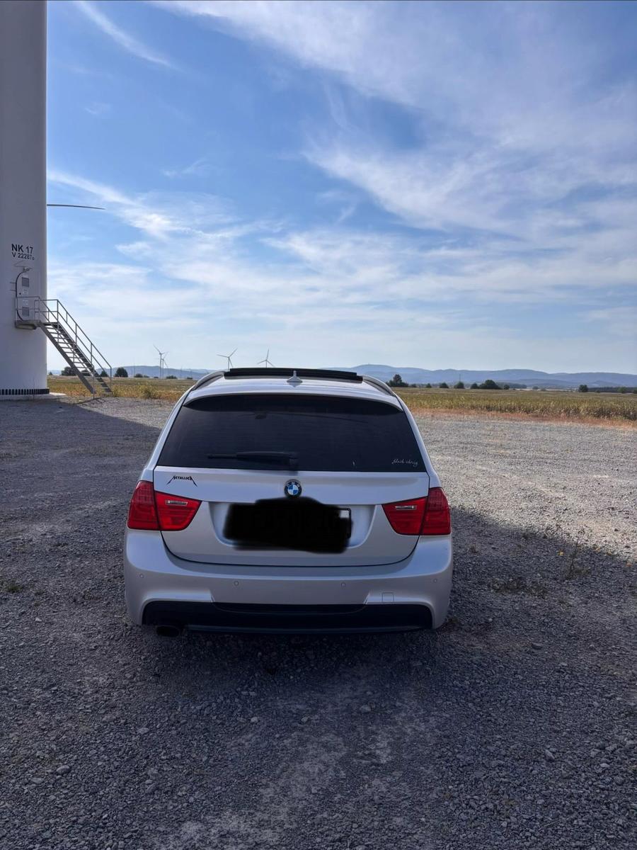 BMW 320 2011 — rear view