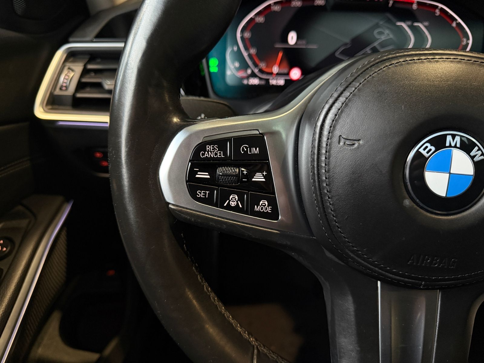 Fahrzeugabbildung BMW 320i Touring Sport Line PANO ACC LASER RFK