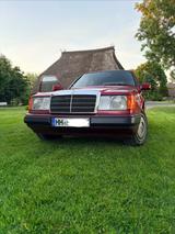 Mercedes-Benz 200e w124 Garagenfahrzeug - rote Mercedes-Benz 200