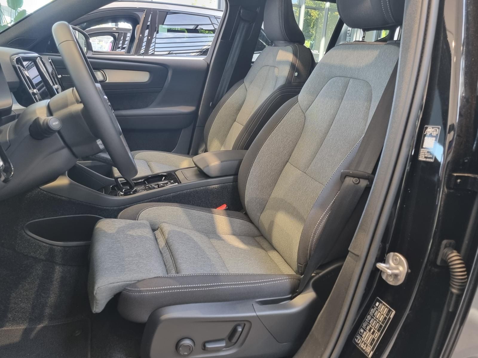 Fahrzeugabbildung Volvo XC40 B4 Plus Black Edition 'Panoramadach'