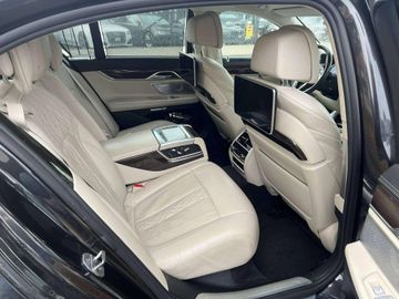 BMW 750 - 4