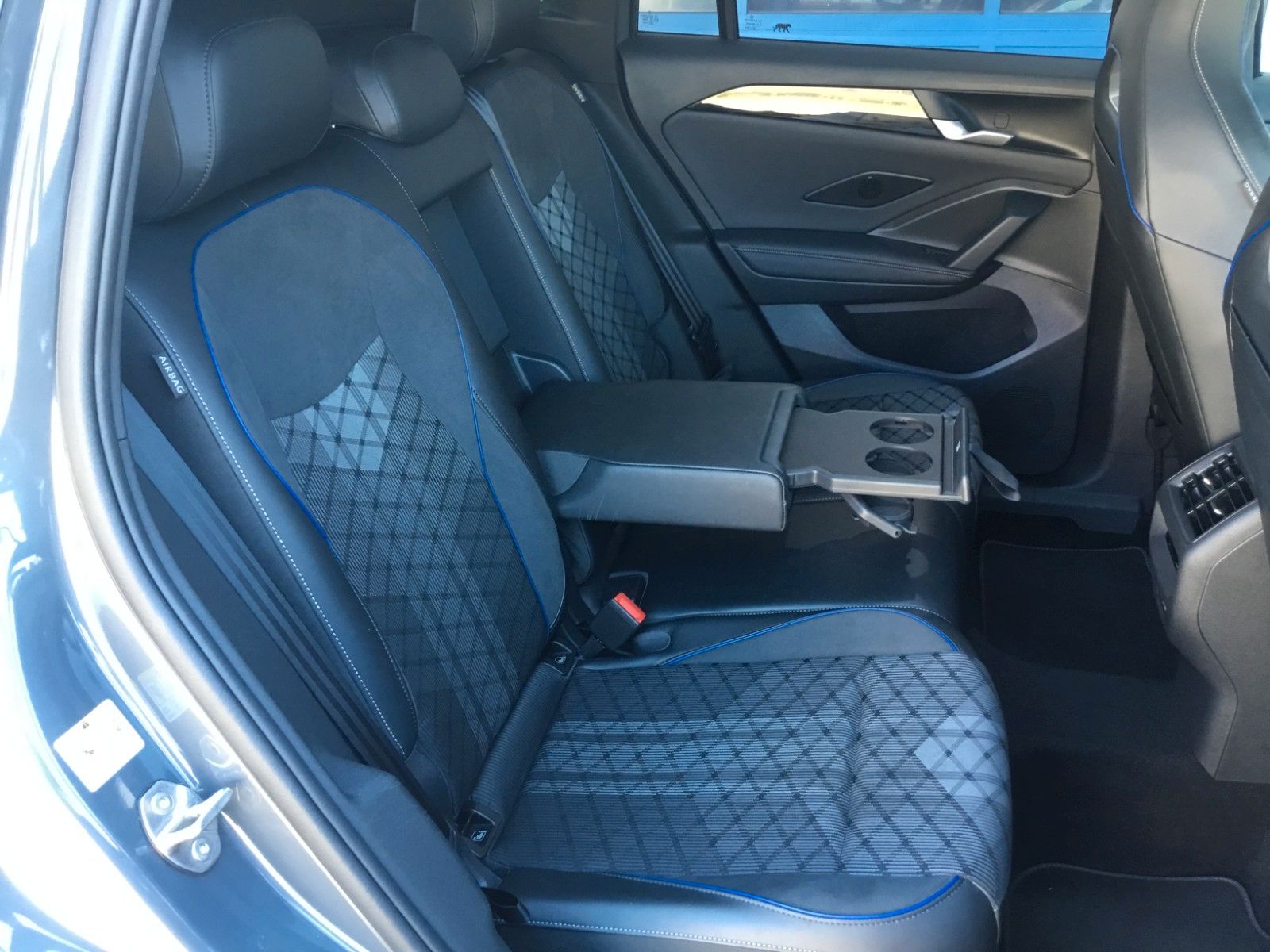 Fahrzeugabbildung Volkswagen Tiguan 2.0 TSI DSG 4M R-Line+Pano+AHK+IQLight+20