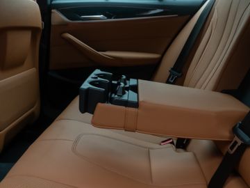 Fahrzeugabbildung BMW 520d xD Tour M Sport HI-FI M Sportfahrwerk