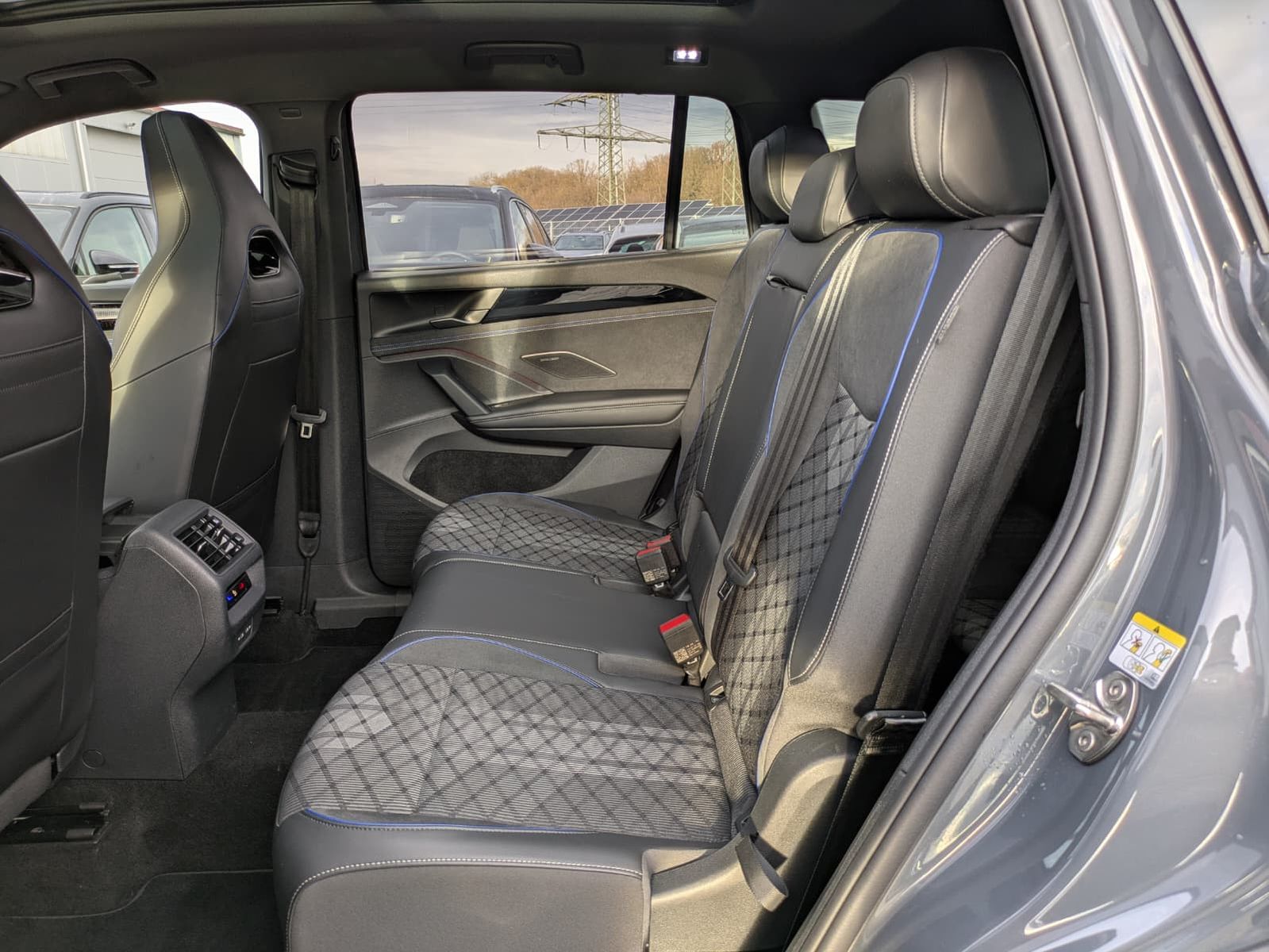 Fahrzeugabbildung Volkswagen Tayron 2.0 TDI 4M R-Line BLACK*7Si*MATRIX*PANO