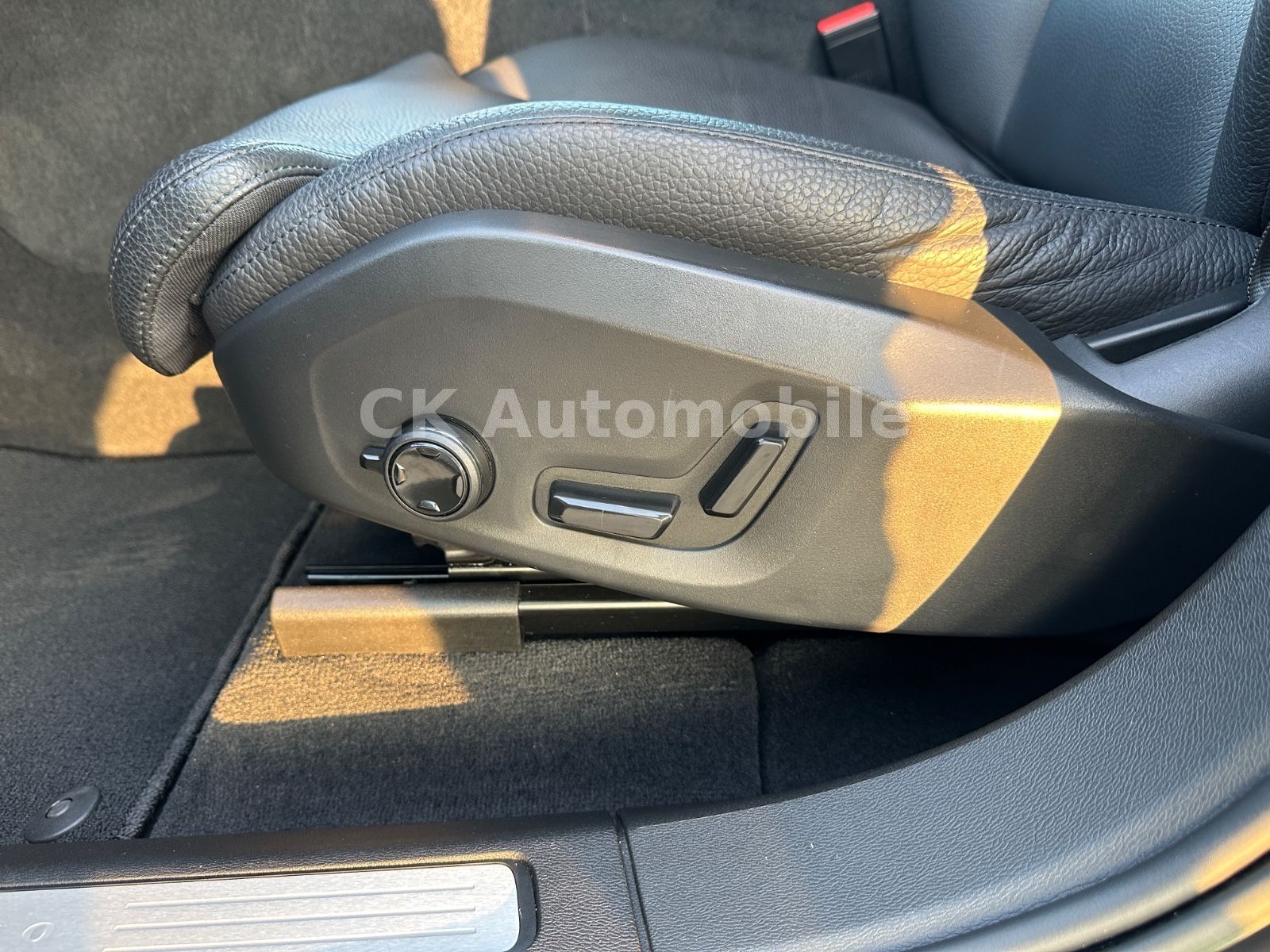 Fahrzeugabbildung Volvo XC60 B4 Plus Dark AWD/BLIS/Navi/LED/Kamera/AHK